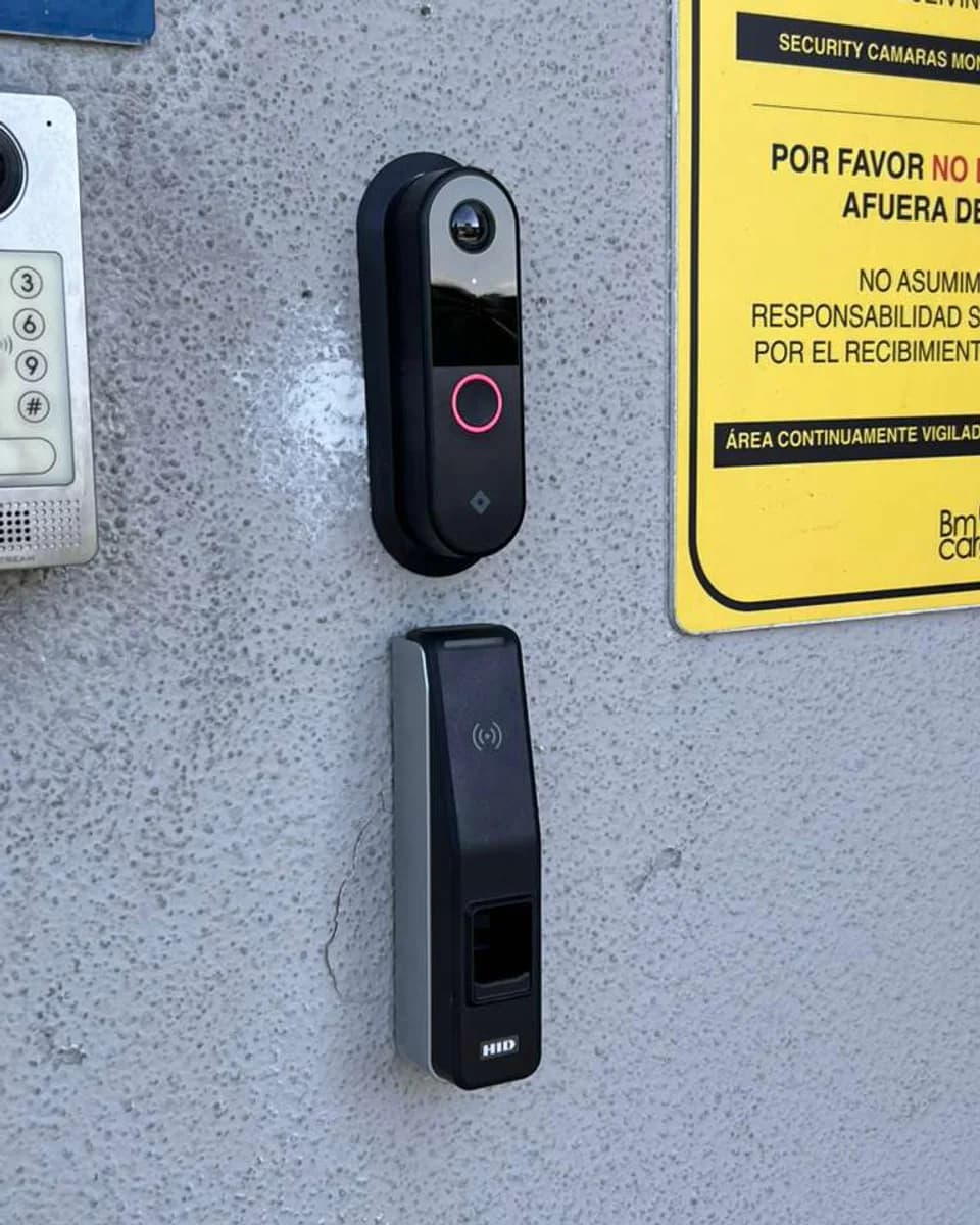 Access point at BM Cargo: a Rhombus DS40 reader with built-in camera above, an HID fingerprint reader below.